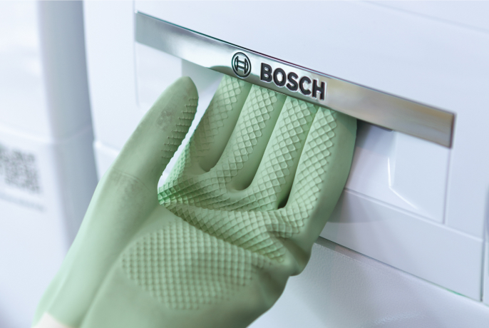 เปิดลิ้นชักเครื่องซักผ้า Bosch โดยสวมถุงมือยาง